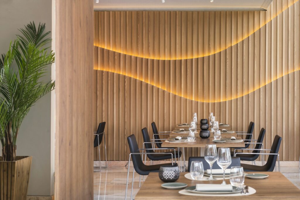 Comedor moderno y elegante Comedor contemporáneo con mesa de madera y sillas de acero