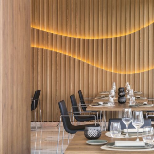Comedor contemporáneo con mesa de madera y sillas de acero