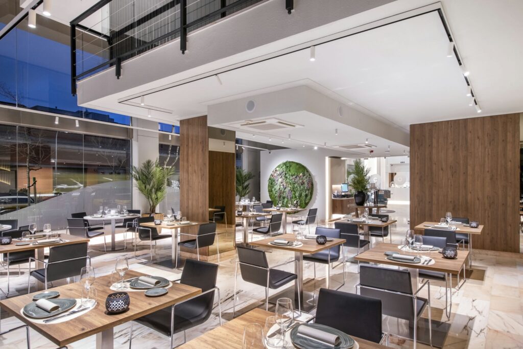 Restaurante elegante y moderno Interior de restaurante contemporáneo con decoración minimalista y acogedora.
