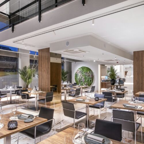 Interior de restaurante contemporáneo con decoración minimalista y acogedora.