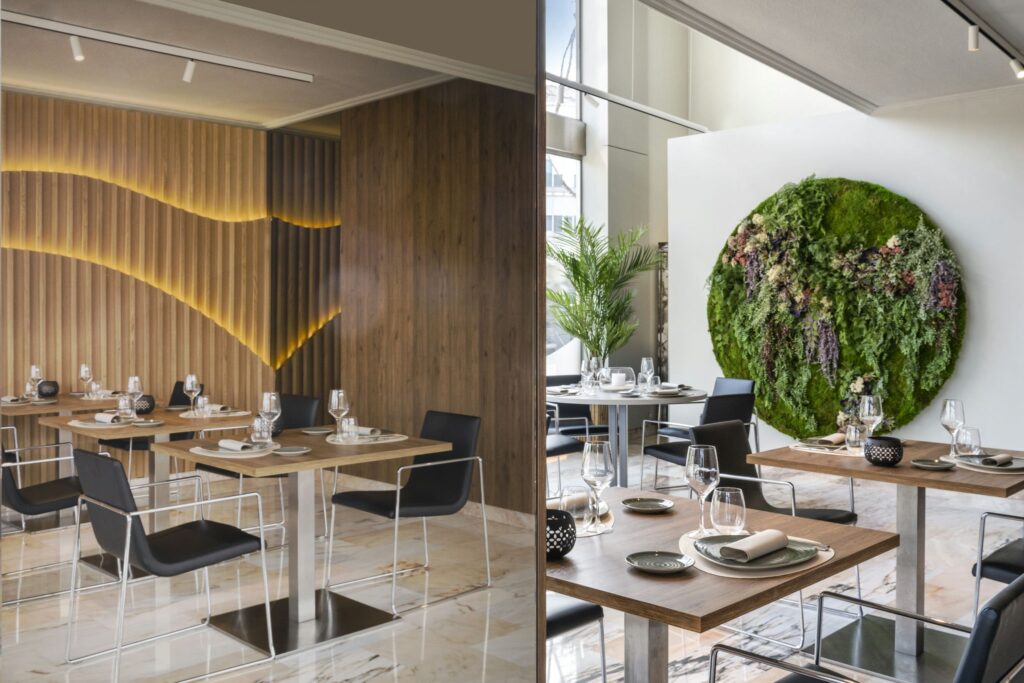 Comedor moderno con plantas Comedor contemporáneo con madera y vegetación decorativa.