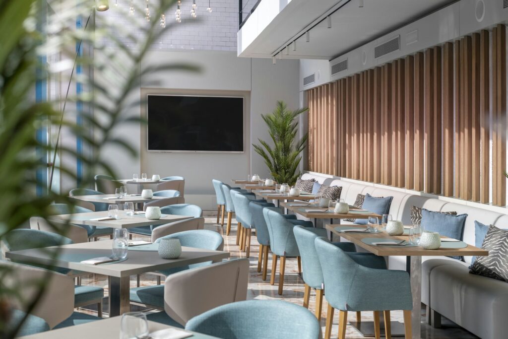 Restaurante acogedor contemporáneo Comedor moderno con asientos azules y decoración en madera cálida.