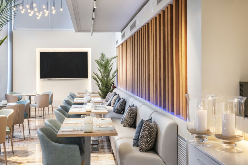 Comedor elegante y minimalista Comedor moderno con toques de madera y diseño sencillo