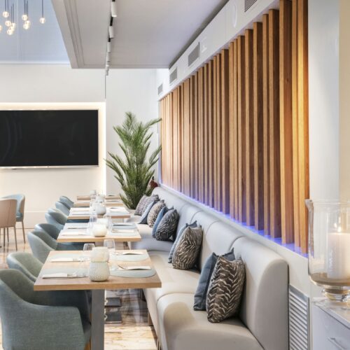 Comedor moderno con toques de madera y diseño sencillo