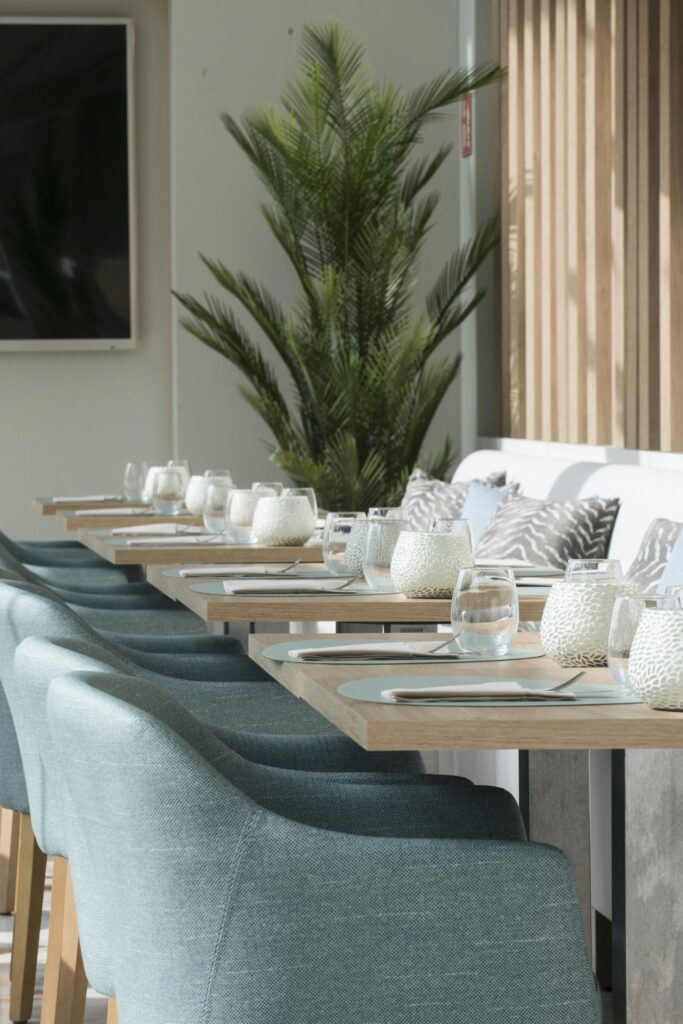 Comedor moderno acogedor Comedor elegante con sillas azules y mesas de madera clara.