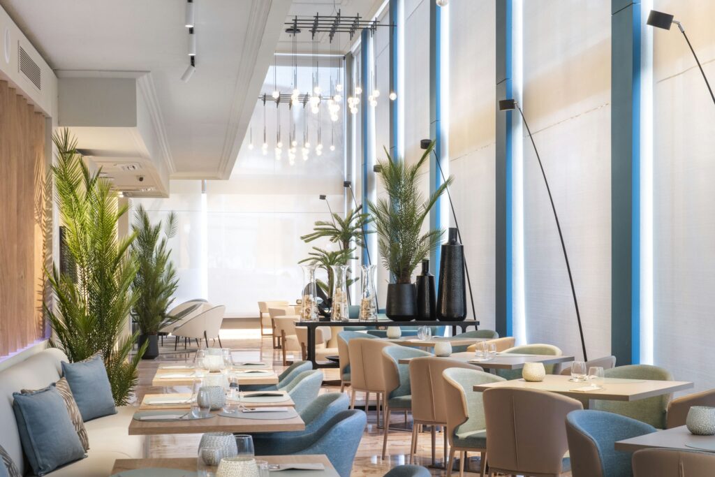 Comedor moderno y acogedor Comedor contemporáneo con plantas y luz natural.