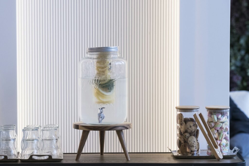 Cocina moderna con estilo Dispensador de agua en elegante cocina contemporánea.