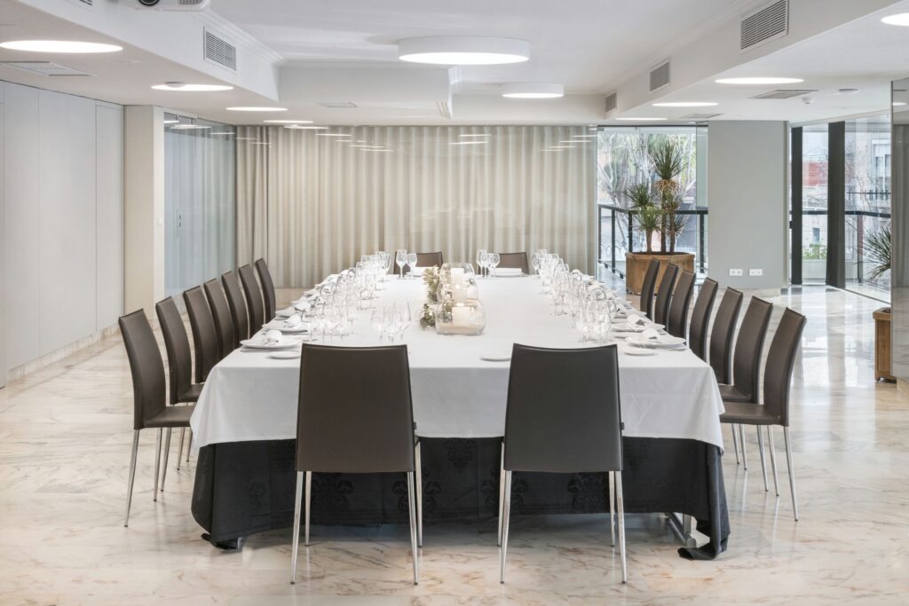Salón comedor moderno elegante Salón minimalista con mesa larga y sillas de diseño contemporáneo.