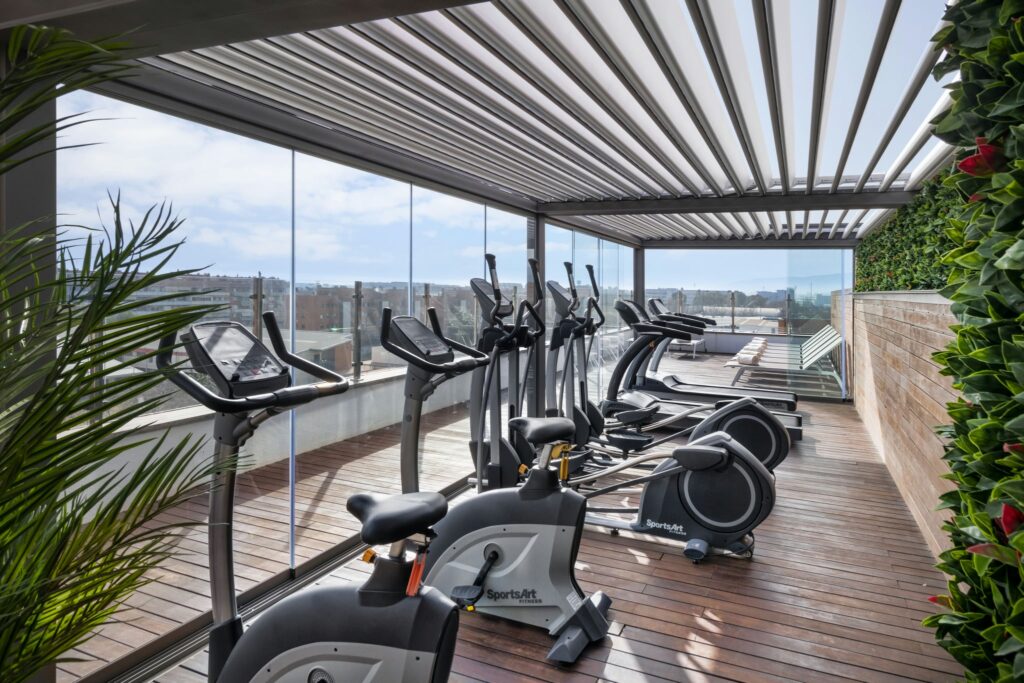 Gimnasio moderno con vistas amplias Gimnasio elegante con equipamiento de última generación y luz natural