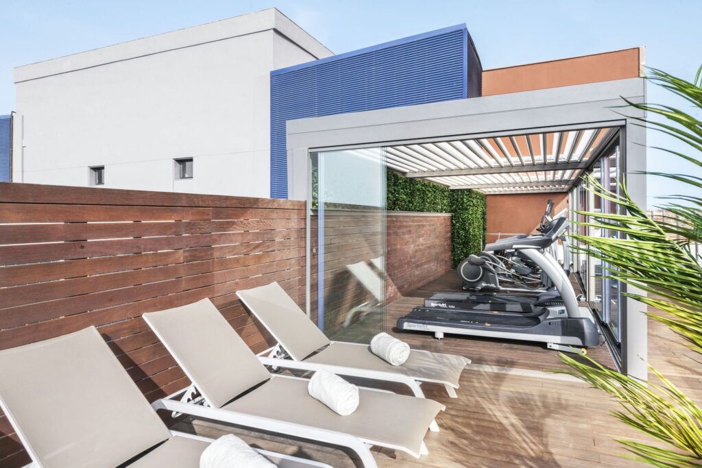 Gimnasio moderno al aire libre Gimnasio exterior con luz natural y equipo contemporáneo