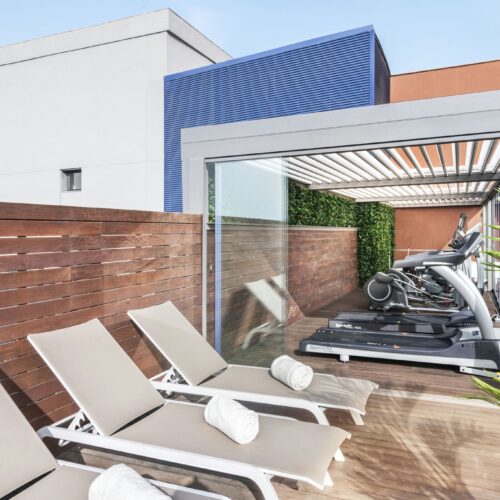 Gimnasio exterior con luz natural y equipo contemporáneo