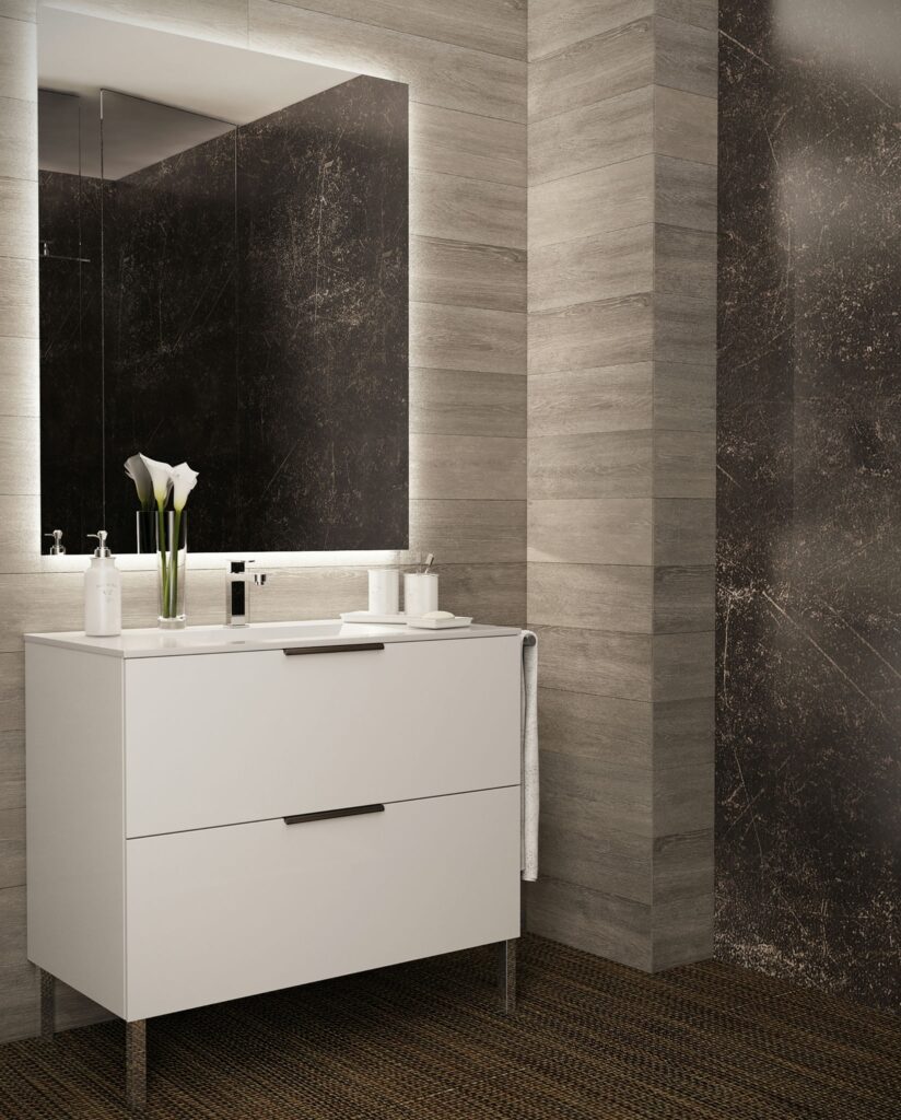 Diseño de interiores moderno en un baño de lujo en Barcelona Baño moderno en Barcelona con mueble de lavabo blanco, espejo con iluminación ambiental y paredes de piedra y madera, destacando un diseño contemporáneo y funcional.