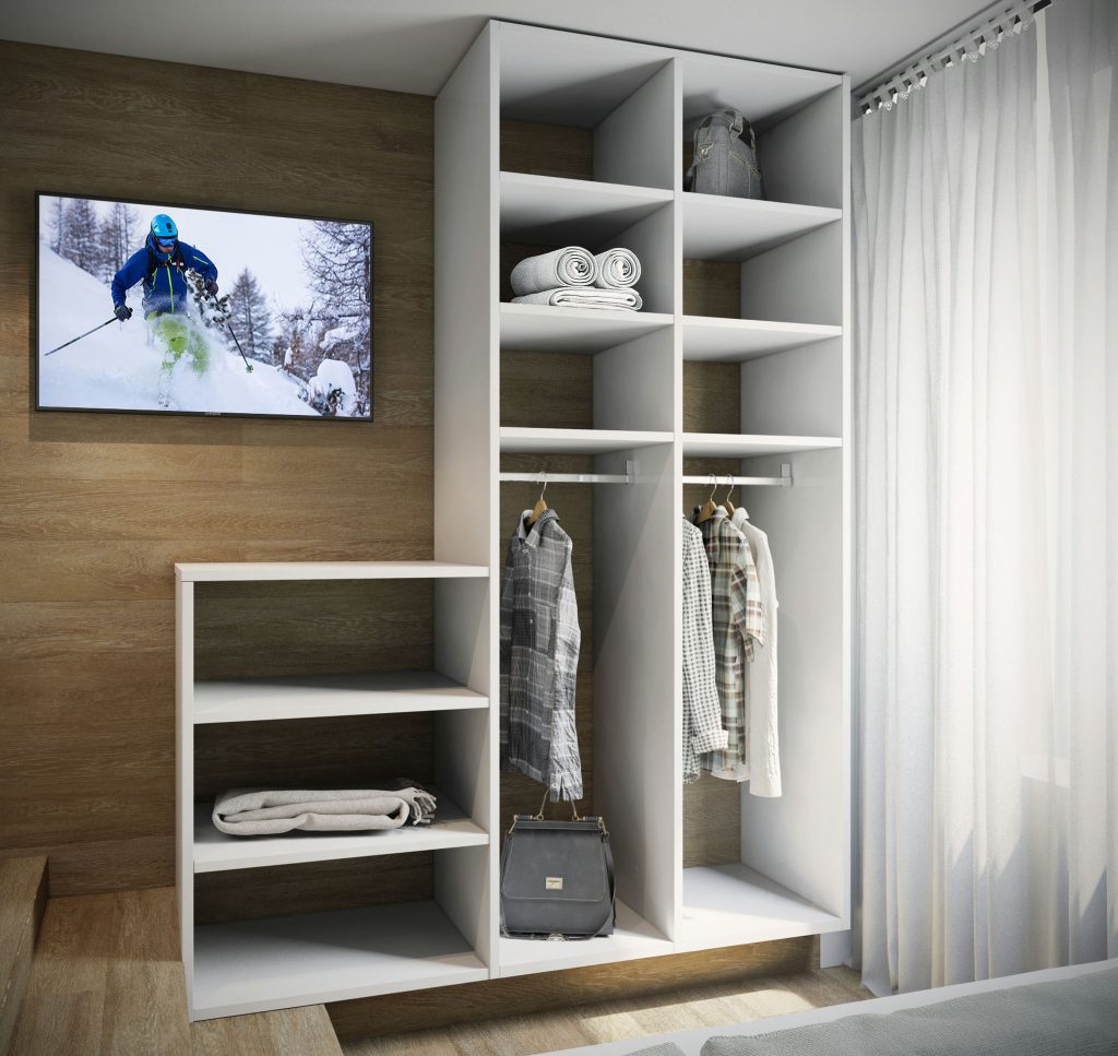 Armario moderno y elegante en Barcelona con diseño de interiores de alta gama Diseño de interiores moderno mostrando un armario estiloso con estanterías blancas, ropa organizada y toallas de felpa. Televisor contemporáneo montado en una pared de madera exhibiendo una escena de deportes de invierno, iluminado por luz natural a través de cortinas ligeras.
