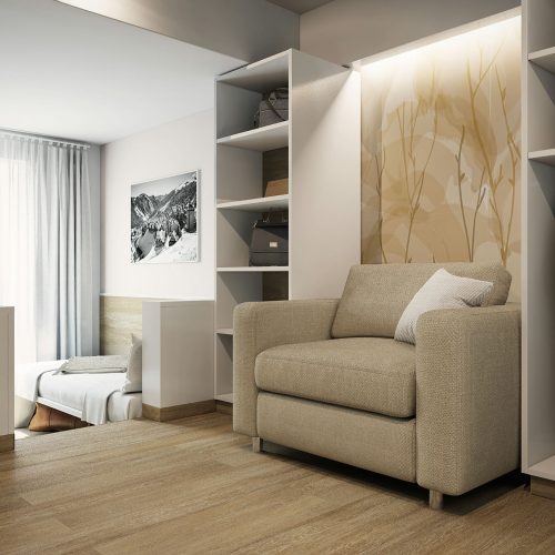 Interior contemporáneo de una vivienda acogedora en Barcelona con un sofá beige, suelo de madera clara y luz natural abundante.