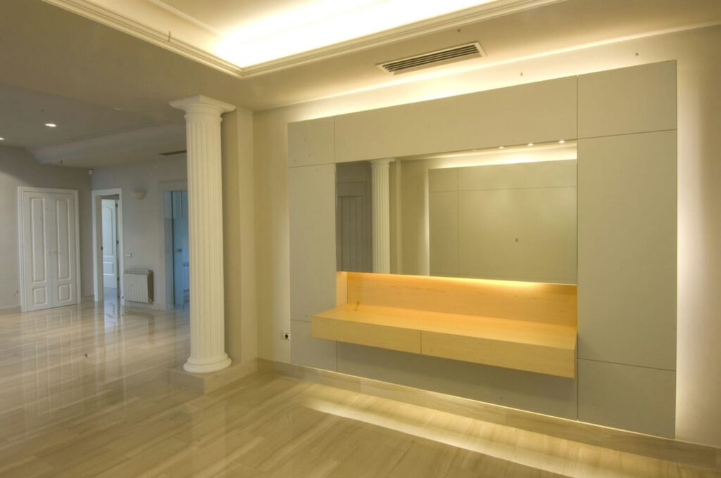 Diseño de interiores de lujo en Barcelona con arquitectura de alta gama Interior espacioso y elegante en Barcelona, destacando el diseño de alta gama con piso de mármol pulido, área de tocador moderna y columnas clásicas.
