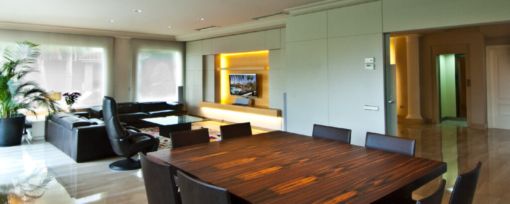 Diseño de interiores moderno en Barcelona con arquitectura de alta gama Interior moderno en Barcelona que destaca una distribución abierta, mobiliario de alta calidad y iluminación natural, ideal para el diseño de interiores contemporáneo.