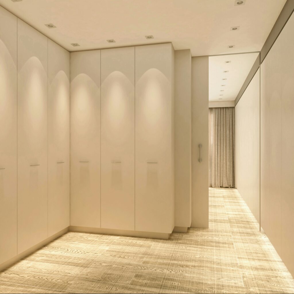 Diseño de interiores moderno en Barcelona: Elegancia y funcionalidad Interiores contemporáneos en Barcelona con un pasillo espacioso, mobiliario de alta calidad y iluminación ambiental sutil.