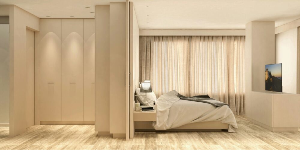 Habitación moderna y lujosa en Barcelona con paredes beige, suelo de madera, grandes ventanas de suelo a techo y mobiliario contemporáneo