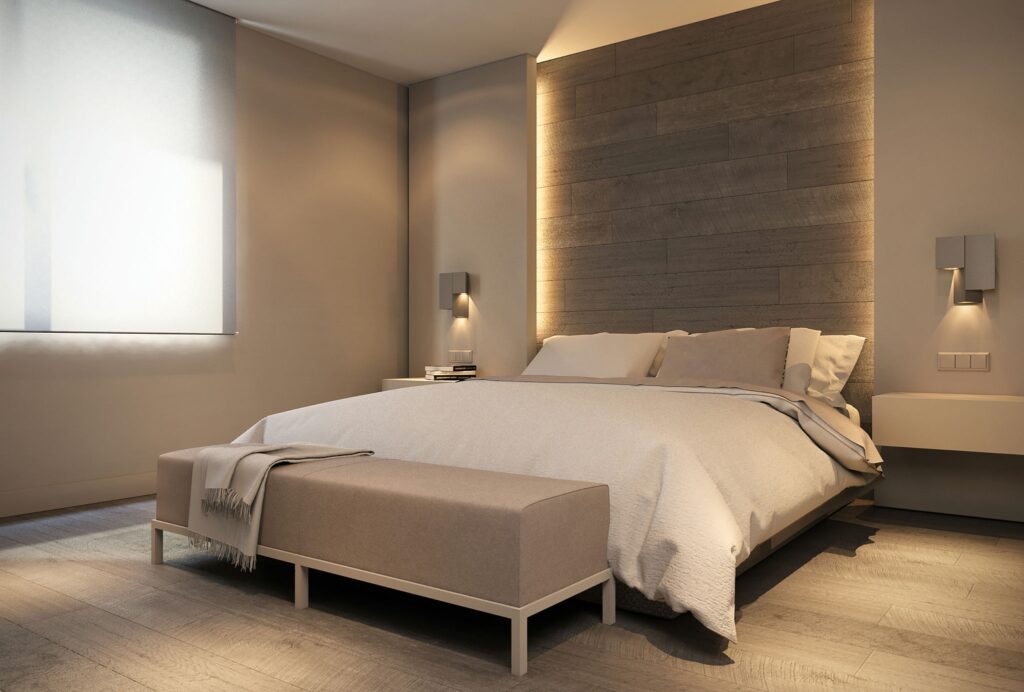 Diseño de Interiores de Dormitorio Moderno en Barcelona con Estilo Contemporáneo Diseño de interiores de un dormitorio moderno en Barcelona con cama amplia, ropa de cama blanca y almohadas suaves, paredes de madera clara, iluminación natural, banco beige y lámparas de pared elegantes, reflejando sofisticación.