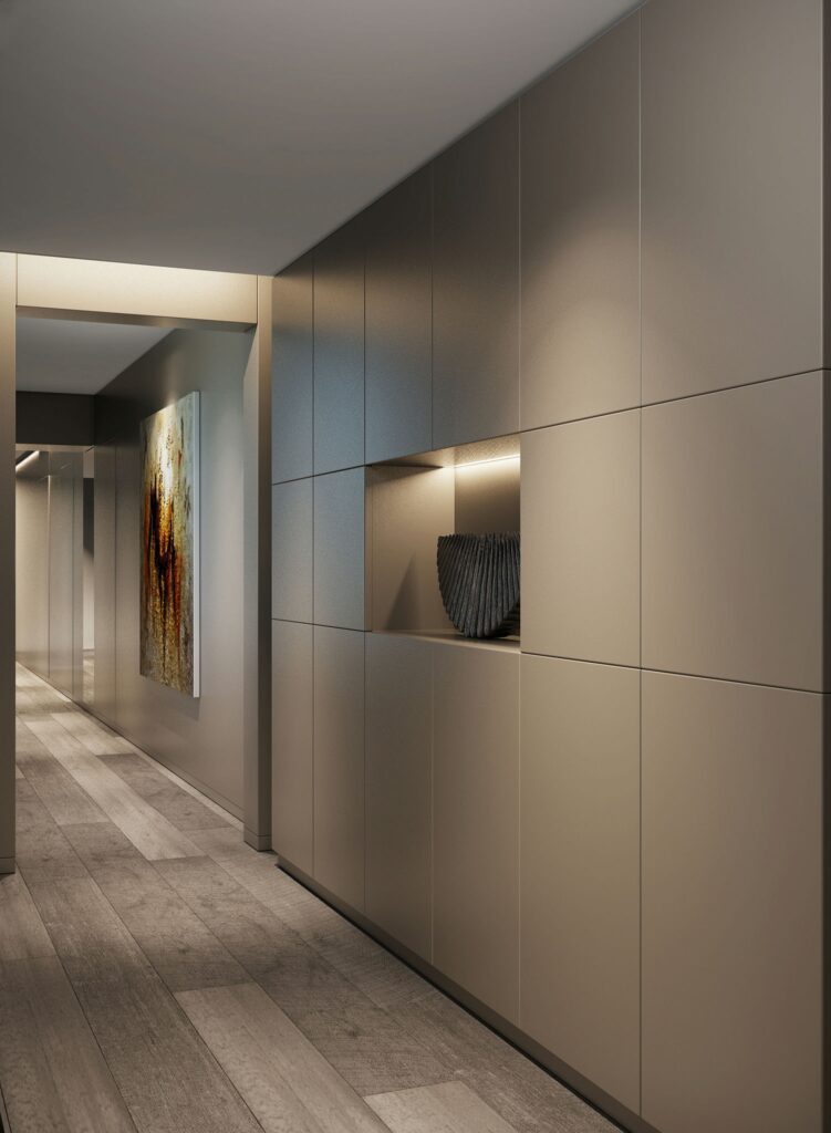 Corredor de diseño interior moderno en un proyecto arquitectónico de alta gama en Barcelona Corredor moderno en un proyecto de arquitectura de alta gama en Barcelona, con paneles claros, suelo de madera elegante, iluminación ambiental y obra de arte decorativa.