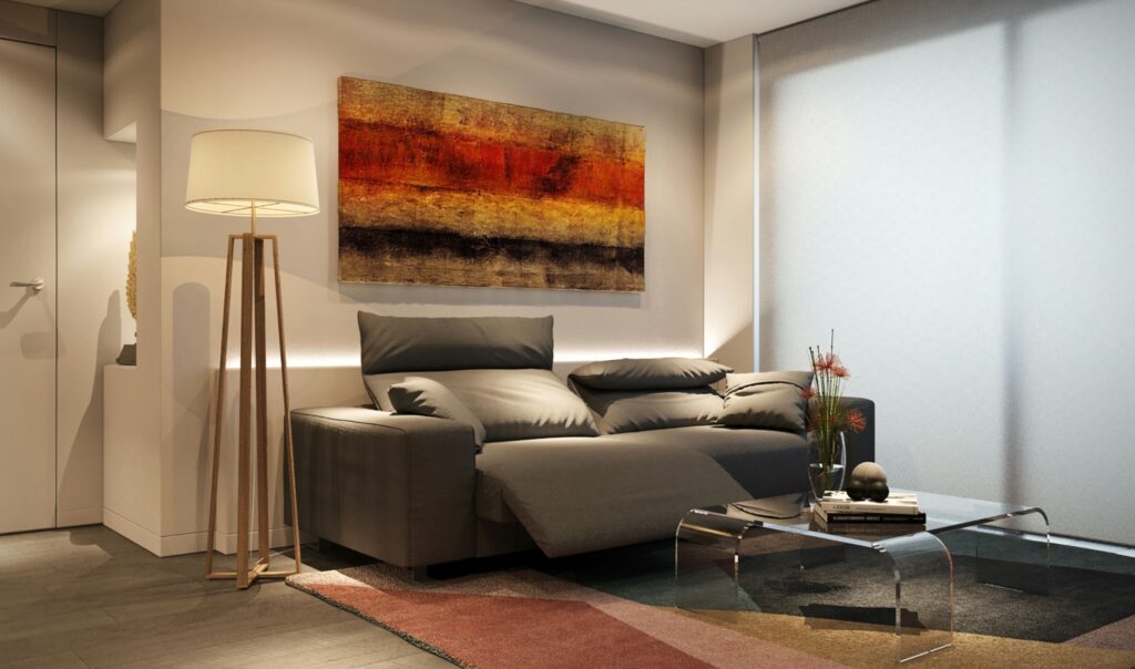 Diseño de interiores moderno en Barcelona: sala de estar elegante y funcional Salones y salas de estar: Sala de estar moderna en Barcelona con un sofá gris contemporáneo, lámpara decorativa y pintura abstracta en colores cálidos. Mesita de café de cristal con elementos decorativos y flores, iluminada con luz natural a través de grandes cortinas