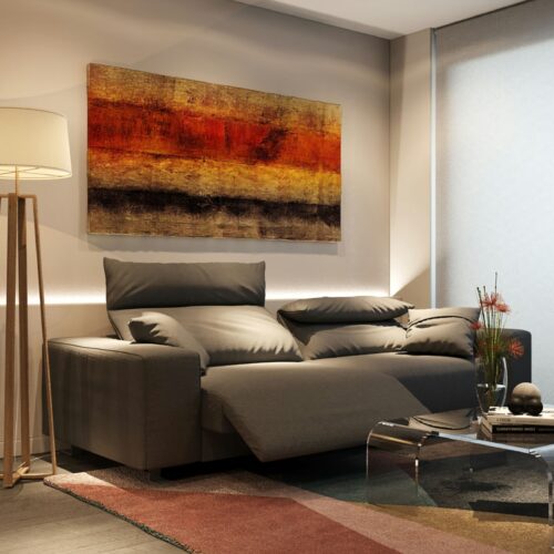 Salones y salas de estar: Sala de estar moderna en Barcelona con un sofá gris contemporáneo, lámpara decorativa y pintura abstracta en colores cálidos. Mesita de café de cristal con elementos decorativos y flores, iluminada con luz natural a través de grandes cortinas