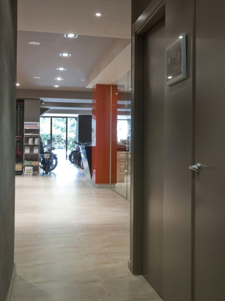 Diseño de interiores contemporáneo en un pasillo de Barcelona Pasillo moderno de un proyecto de diseño interior en Barcelona, con iluminación contemporánea, grandes ventanas y materiales de alta calidad como suelo de piedra, resaltando la funcionalidad y la estética del espacio.